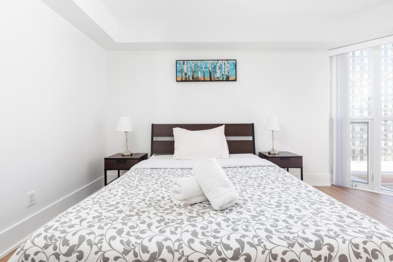 Across From The Cn Tower, Metro Convention Centre And Rogers Centre In Downtown Core *
