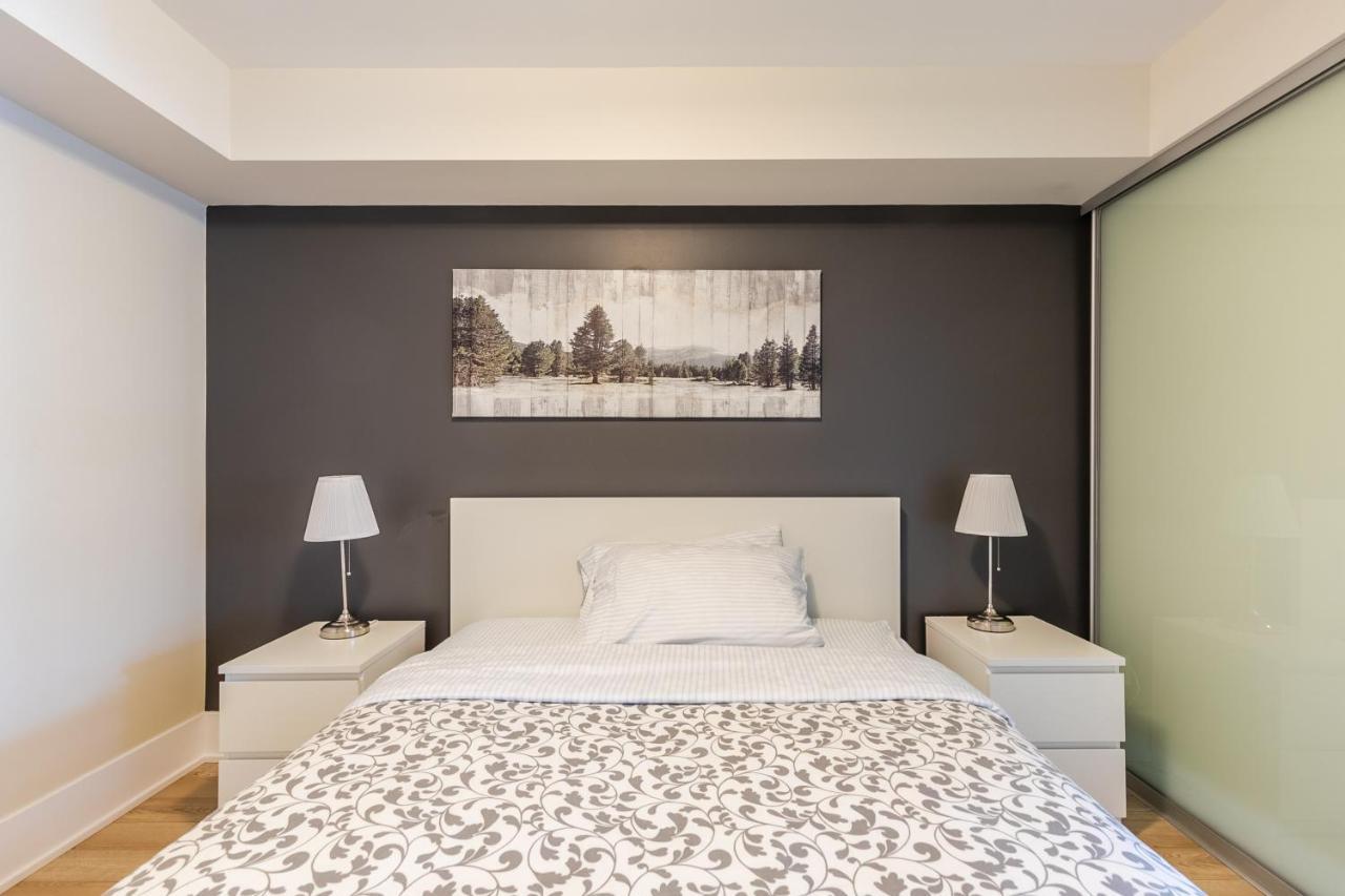 Across From The Cn Tower, Metro Convention Centre And Rogers Centre In Downtown Core Apartment