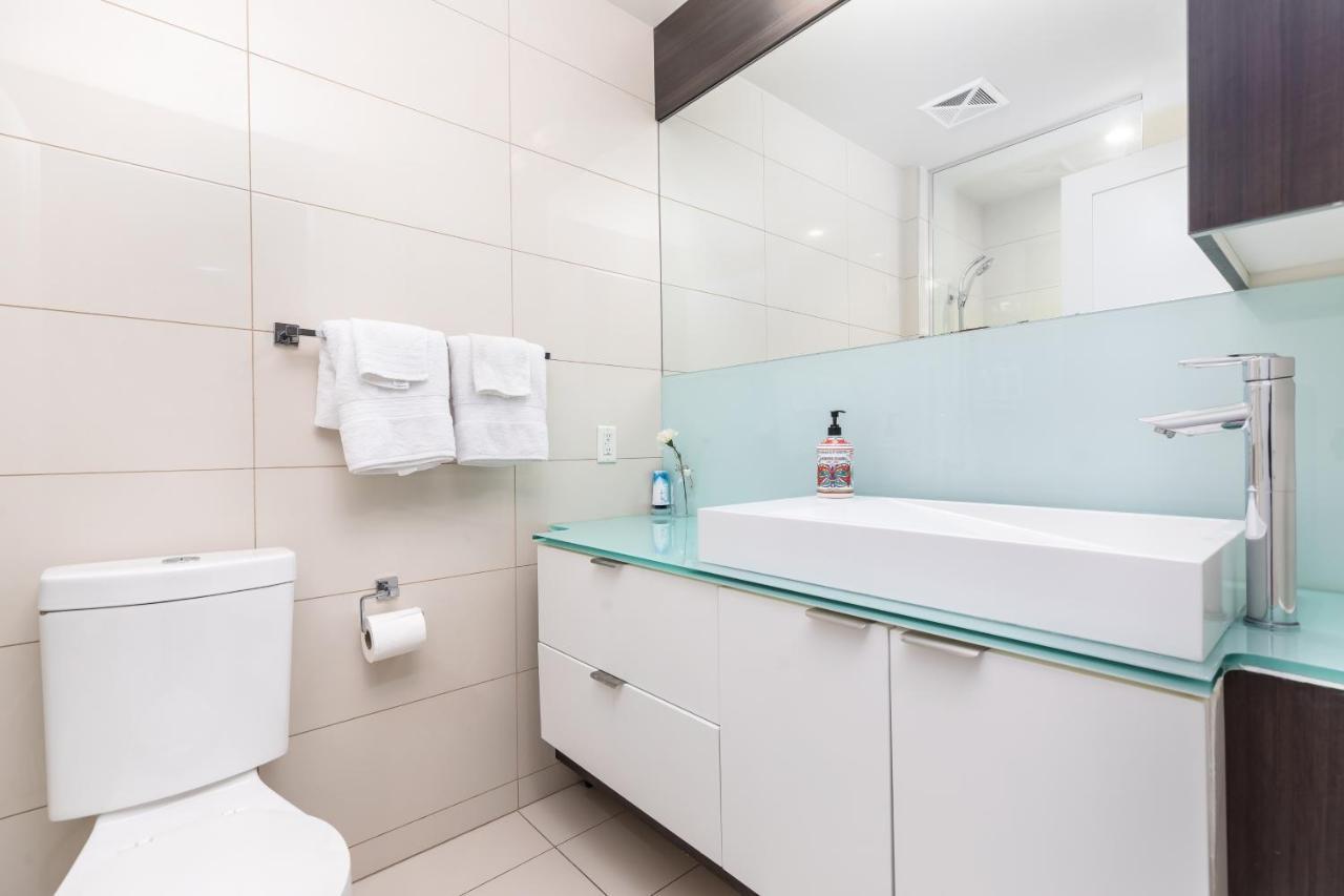 Apartment Across From The Cn Tower, Metro Convention Centre And Rogers Centre In Downtown Core *
